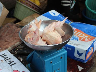 Marktsituation in Accra, Ghana: Importiertes tiefgefrorenes Geflügelfleisch wird abgewogen.
