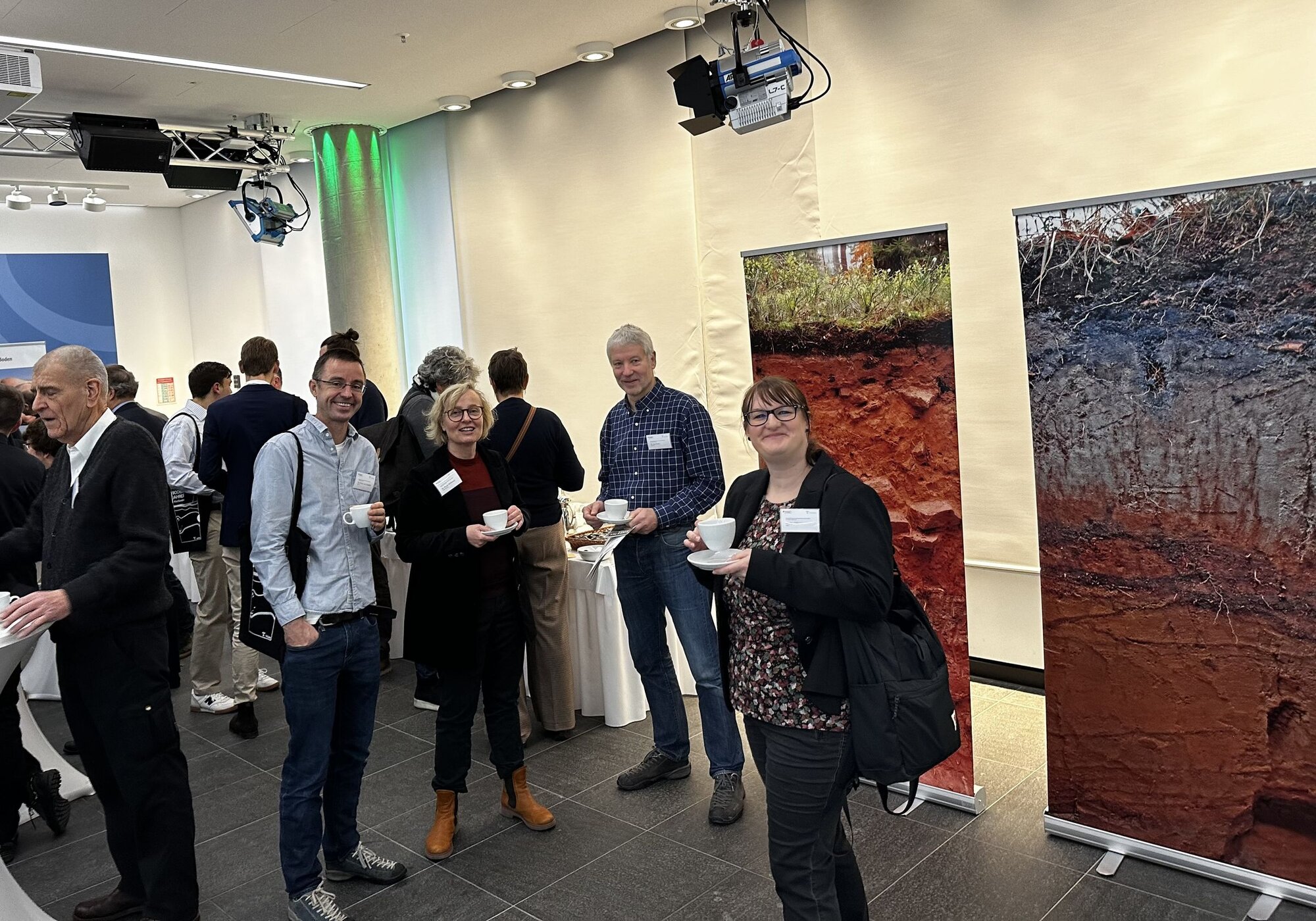 Besucher im Foyer des BMEL anlässlich der Festveranstaltung zum Boden des Jahres 2024 am 5.12.2023