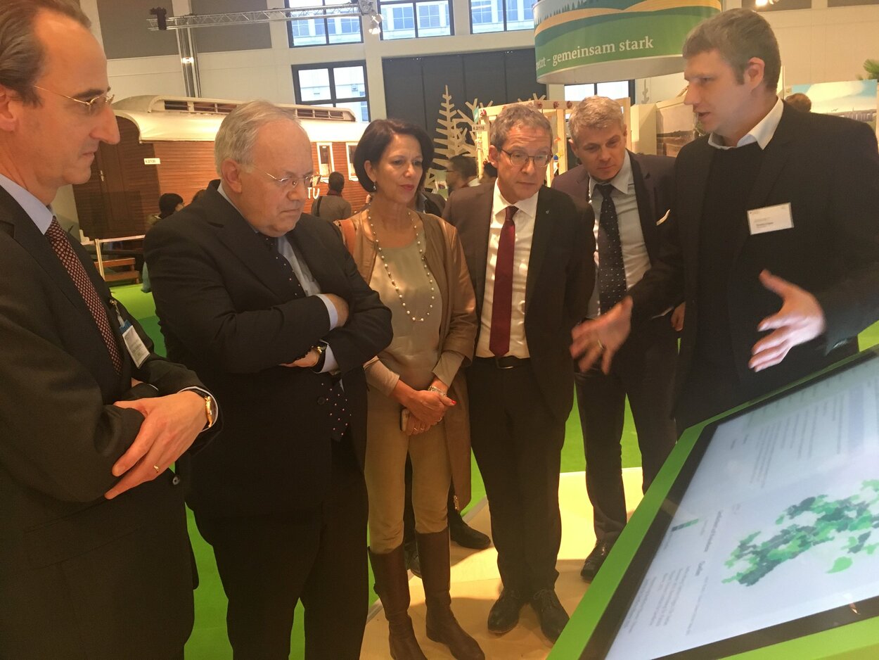 Torsten Osigus informiert Bundesrat Johann Schneider-Ammann und die Schweizer Botschafterin in Deutschland, Christine Schraner Burgener, über den Landatlas und die Thünen-Typologie.