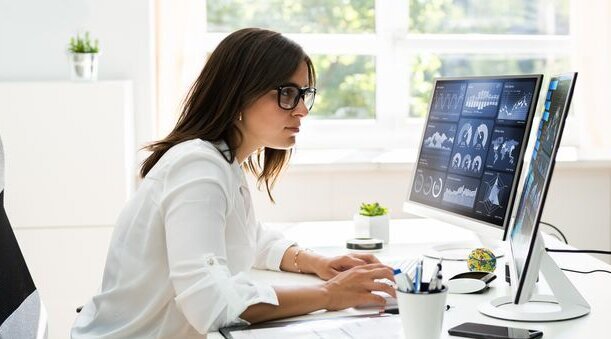 Foto: Frau bei Datenanalyse