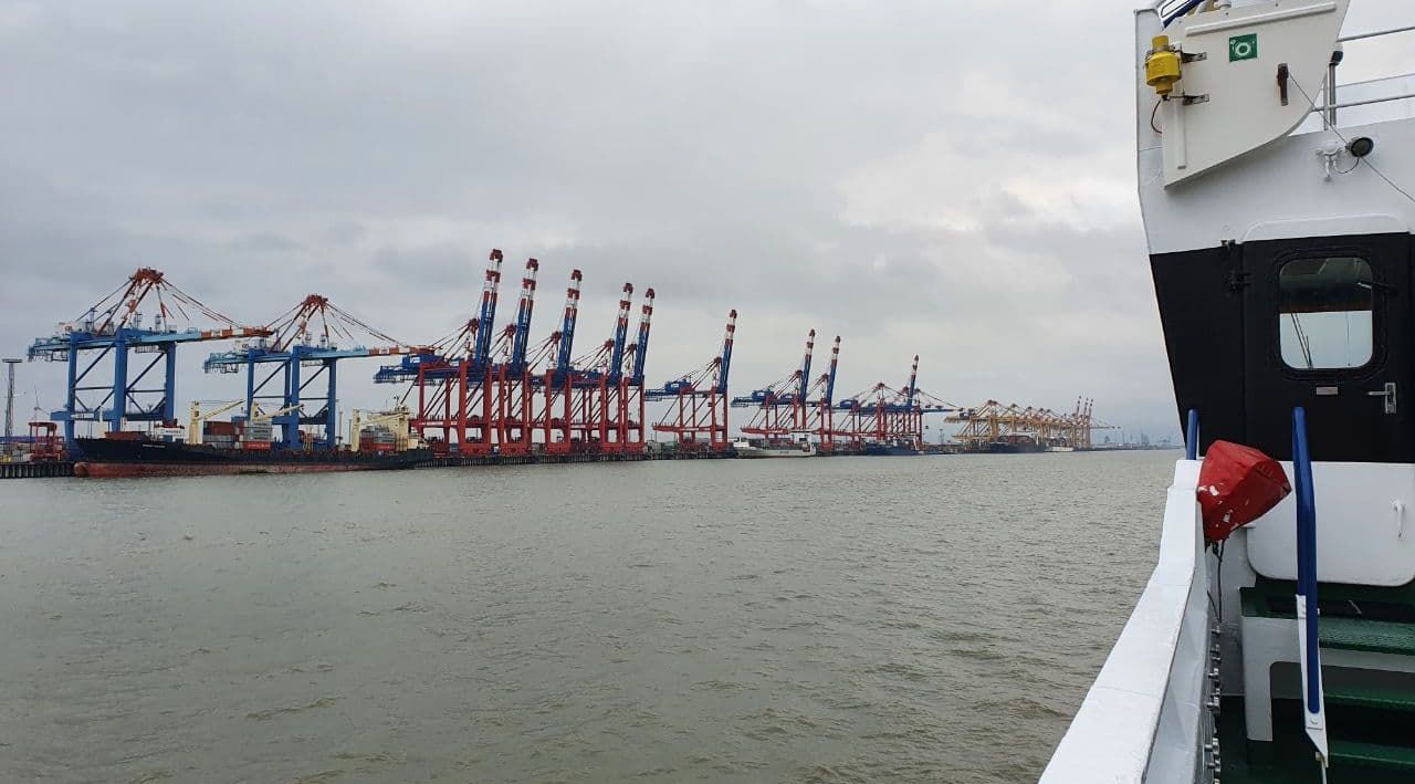 Blick vom Schiff auf eine Containerhafenanlage