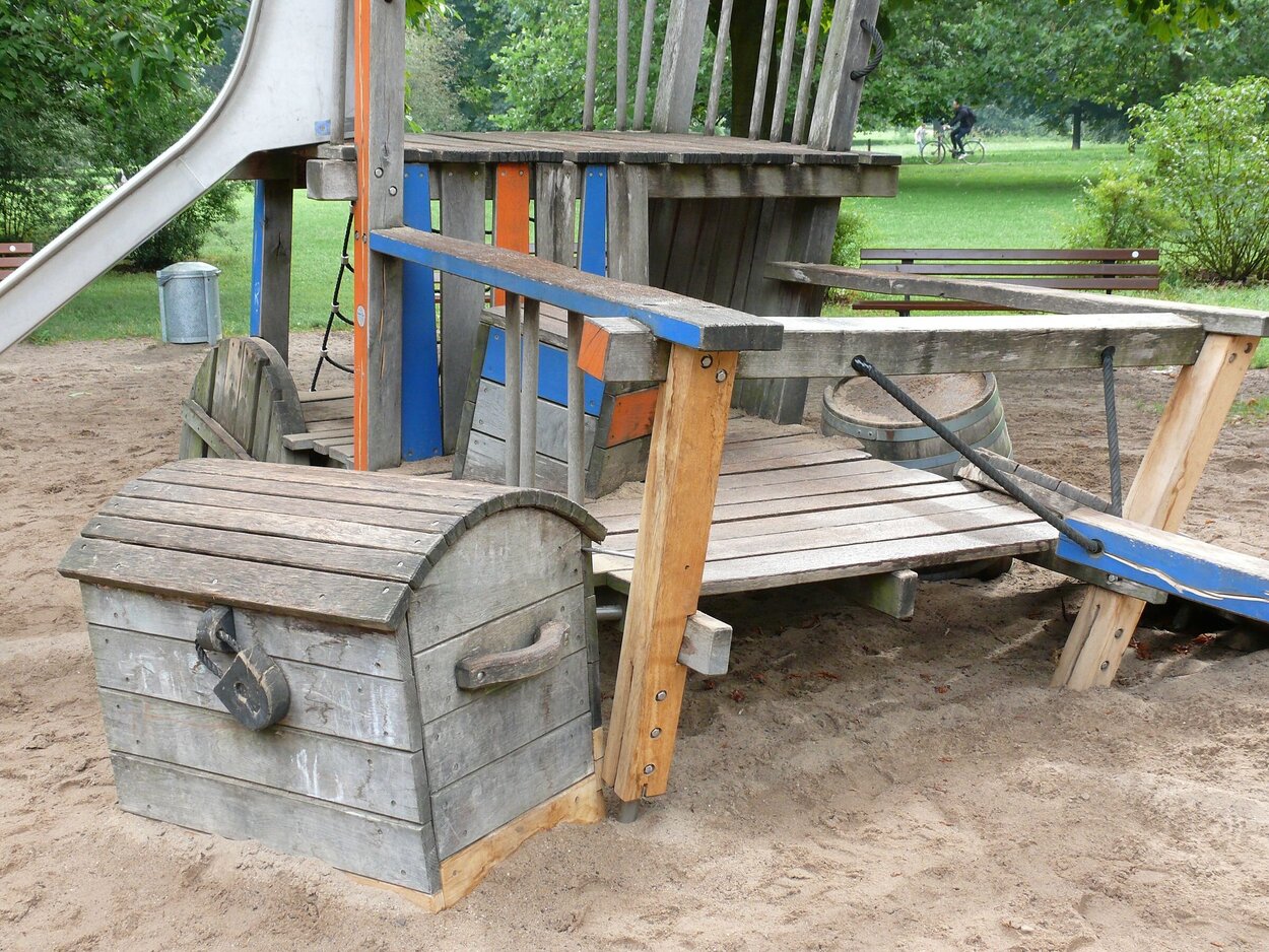 Holz an Spielgeräten Holzgeräte auf einem Spielplatz
