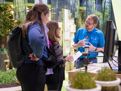 Verschiedene Torfarten werden von Expertinnen des Thünen-Instituts gezeigt.