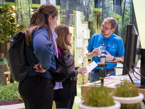 Die Moorboden-Expert*innen des Thünen-Instituts haben Torf-Arten zum Anfassen dabei. Verschiedene Torfarten werden von Expertinnen des Thünen-Instituts gezeigt.