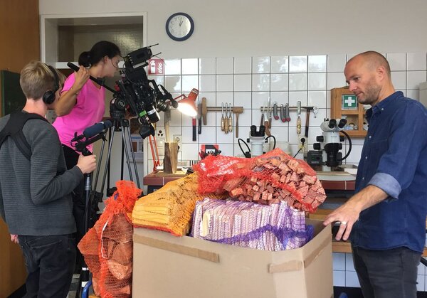 Dreharbeiten des NDR-Fernsehteams im Holzlabor Videoaufnahmen in einer Werkstatt zu Brennholz