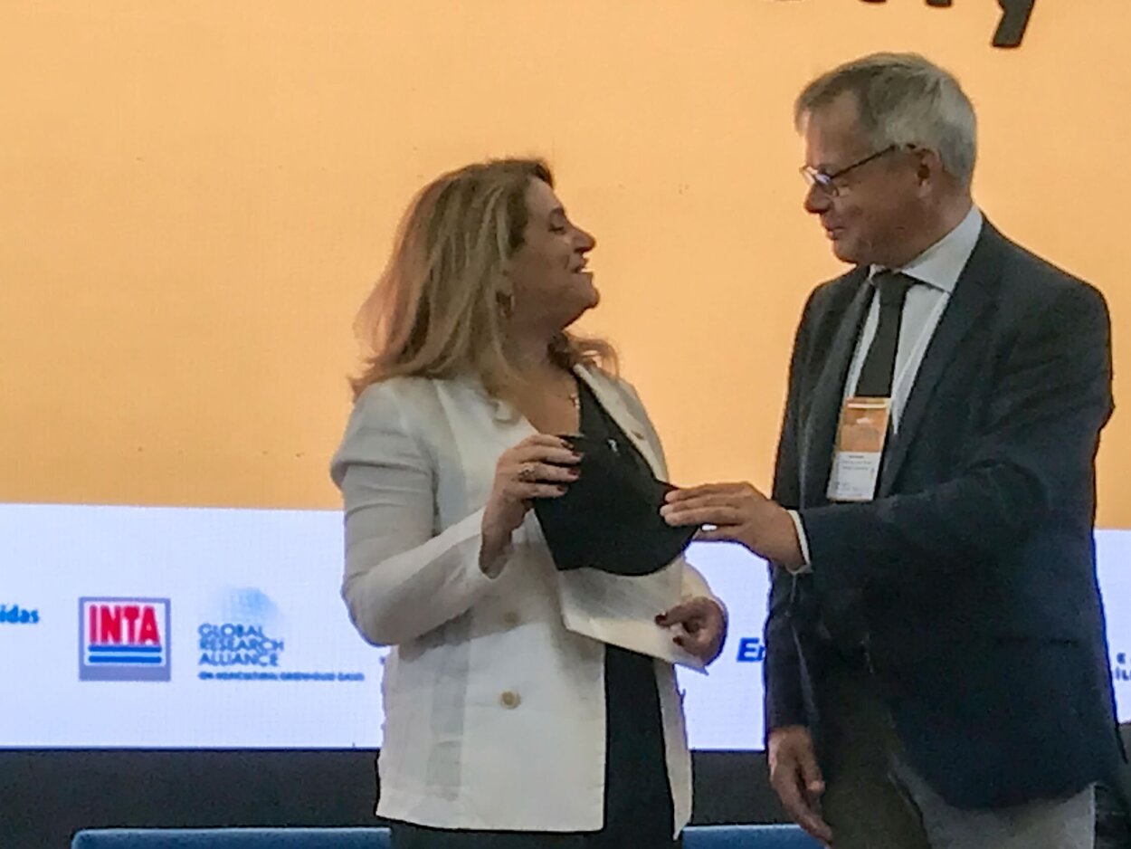 Martin Banse, Leiter des Thünen-Instituts für Marktanalyse, und Dr. Silvia Maria Fonseca Silveira Massruhá, Präsidentin von Embrapa, bei der Übergabe des Memorandum of Understanding. Zwei Personen überreichen sich etwas