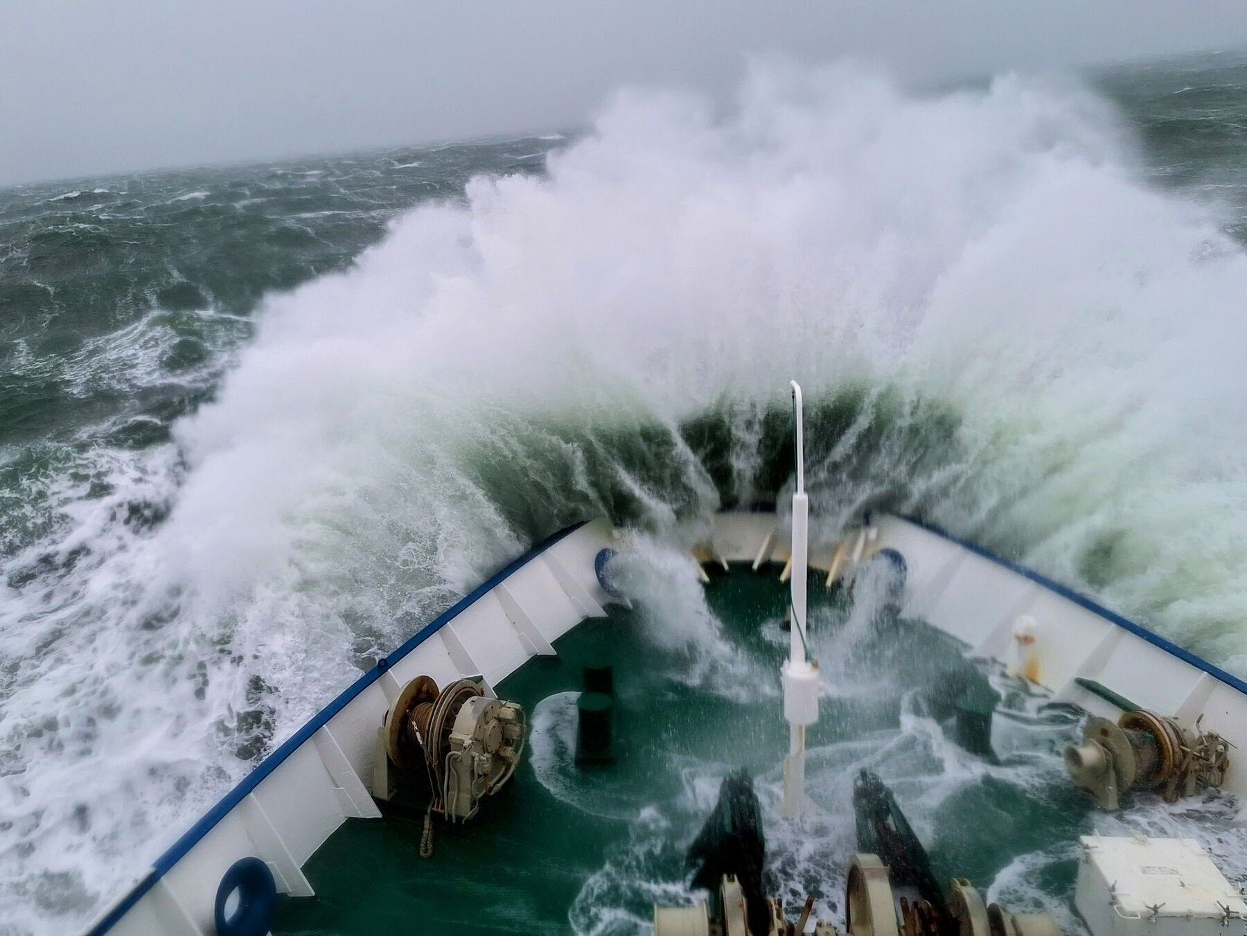 Hohe Wellen türmen sich am Bug auf.