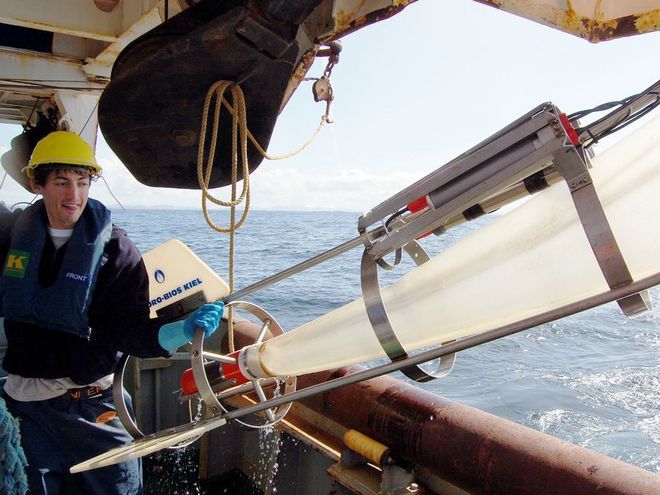 Das Planktonfanggerät beim Hieven an Bord