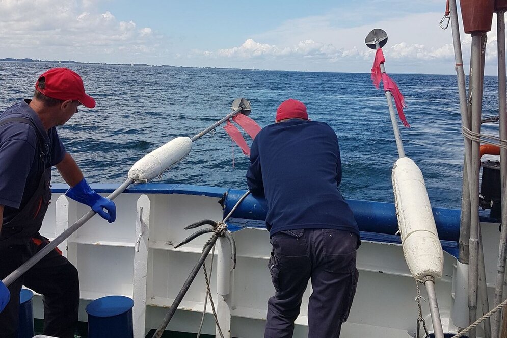 Zwei Personen an Bord eines Schiffes