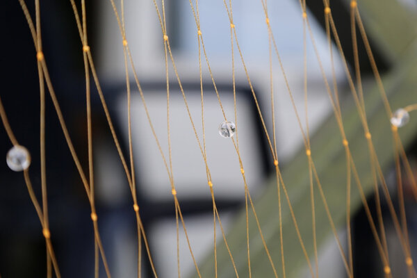 Acrylglas-Perlen in einem Stellnetz