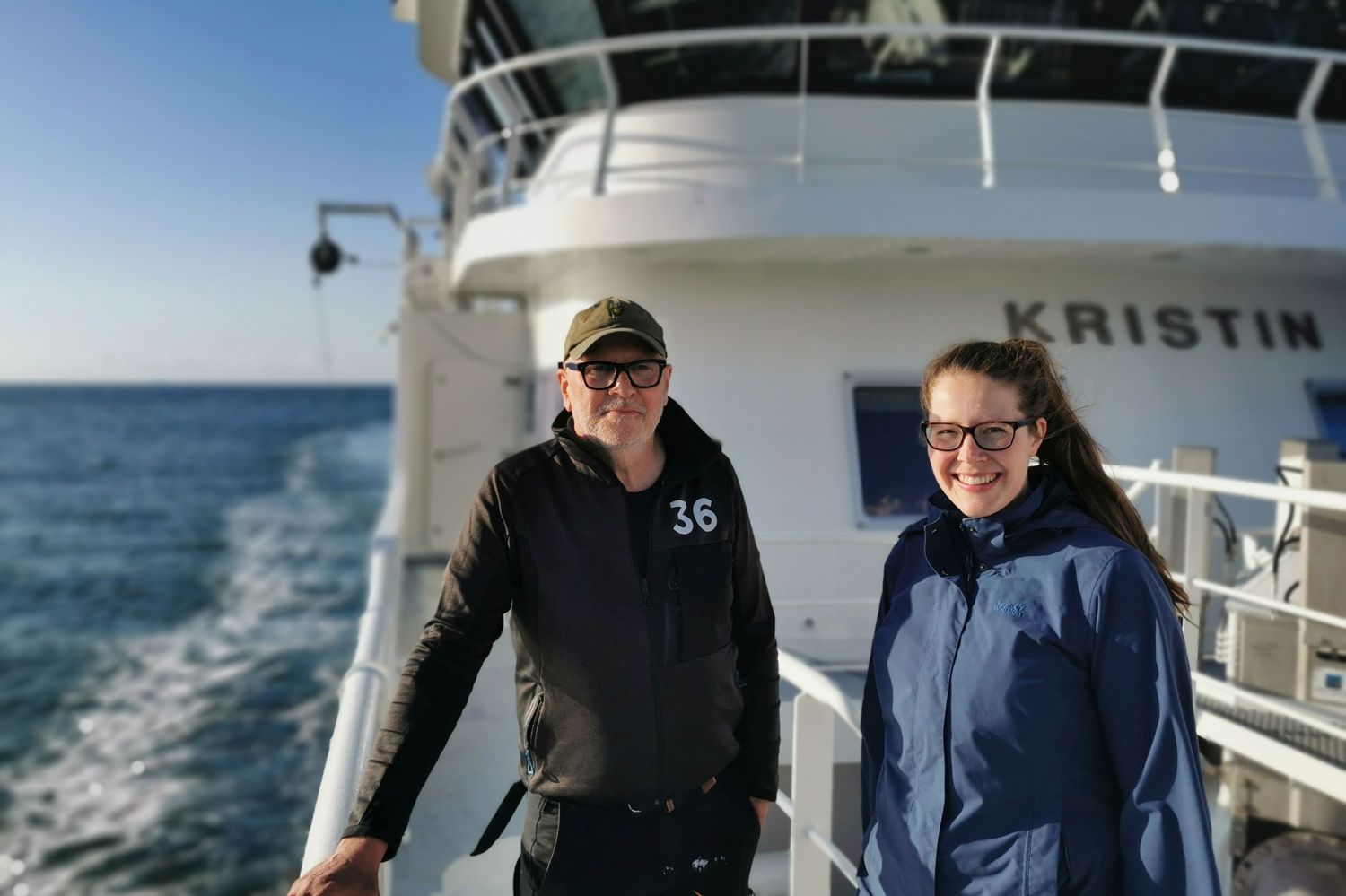 Unterwegs zur ersten Forschungsreise: Schiffseigner Örjan Karlsson und Fahrtleiterin Stefanie Haase an Deck der Kristin