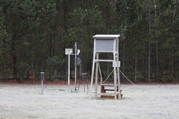 Kontinuierlich messende Wetterstation zur Erfassung von Witterungsparametern auf einer Freifläche