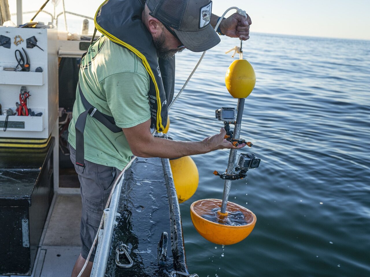 Dr. Matthias Schaber bei Aussetzen einer beköderten Unterwasserkamera