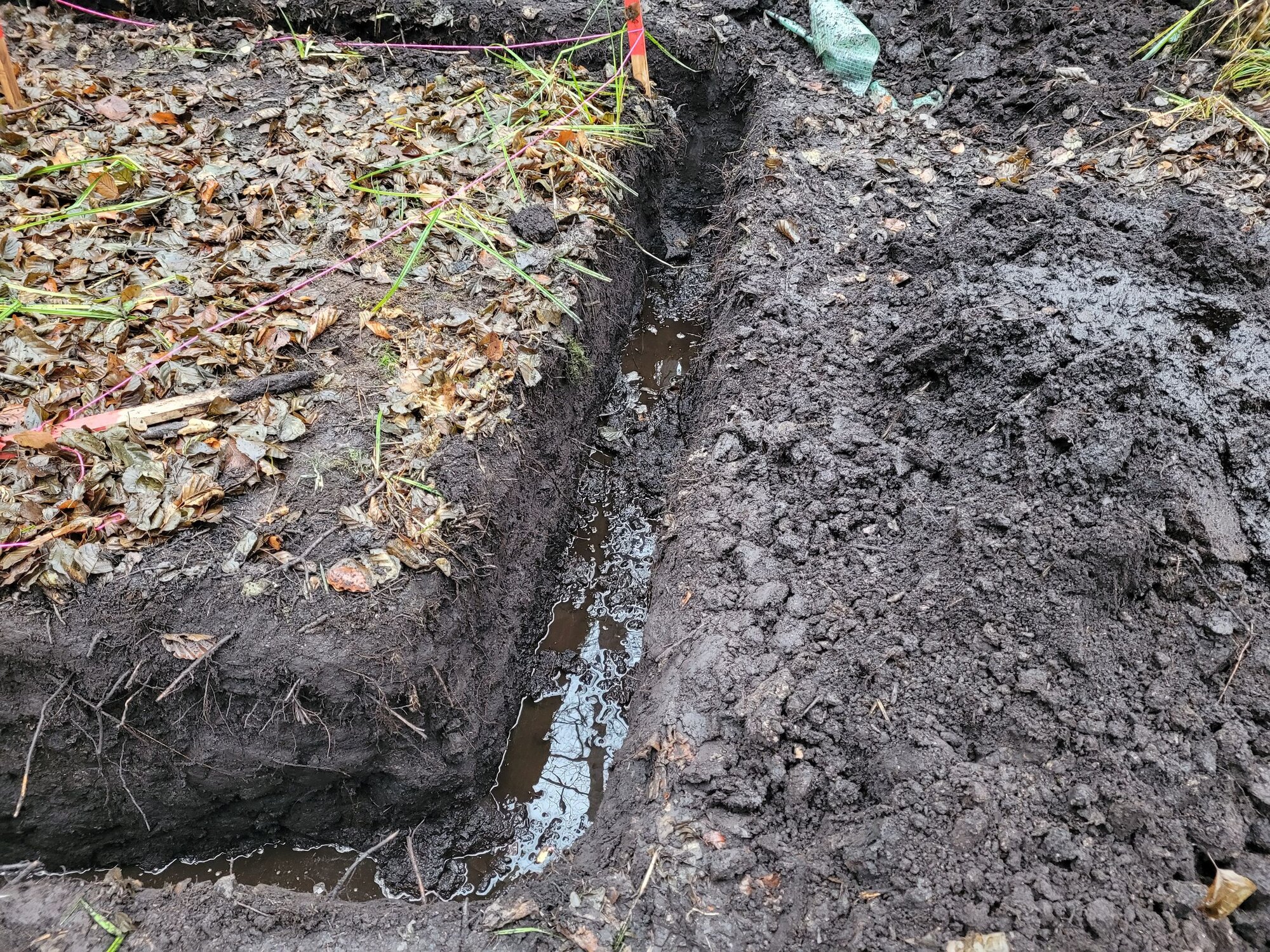 Beim Trenching wird ein Graben um dem Messpunkt angelegt.