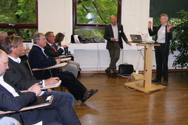 Ein Vortragender mit Publikum