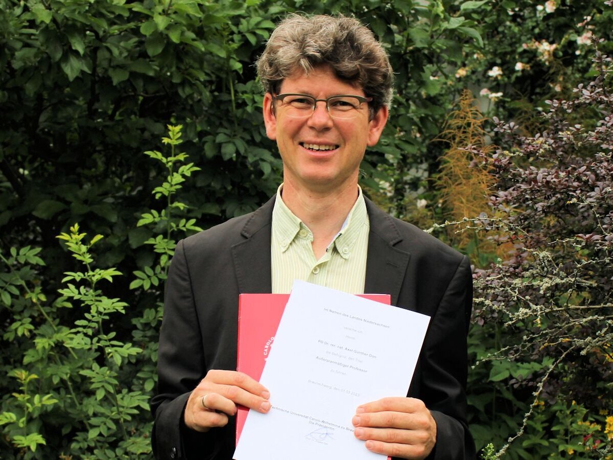Axel Don hält die Ernennungsurkunde in seinen Händen.