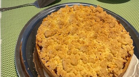 Kulinarisches Highlight kurz vorm Ende der Reise: Selbst gebackener Apfelkuchen von Lizzy, Pauline und Marsha. Frisch gebackener Apfelkuchen.