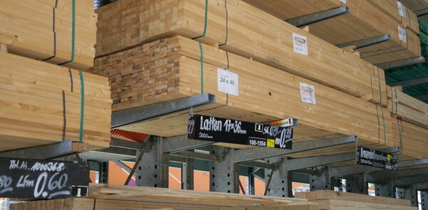 A popular import in the USA: sawn timber. Wooden slats are grouped together on a high shelf in a specialist store.