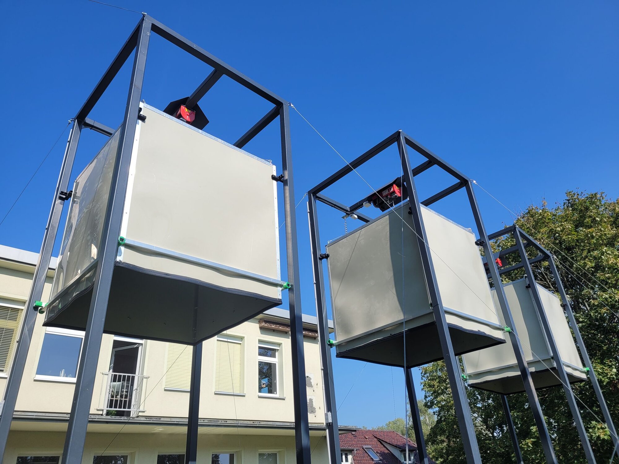 Drei aufgebaute Haubensystemen nebeneinander im ZALF in Müncheberg.