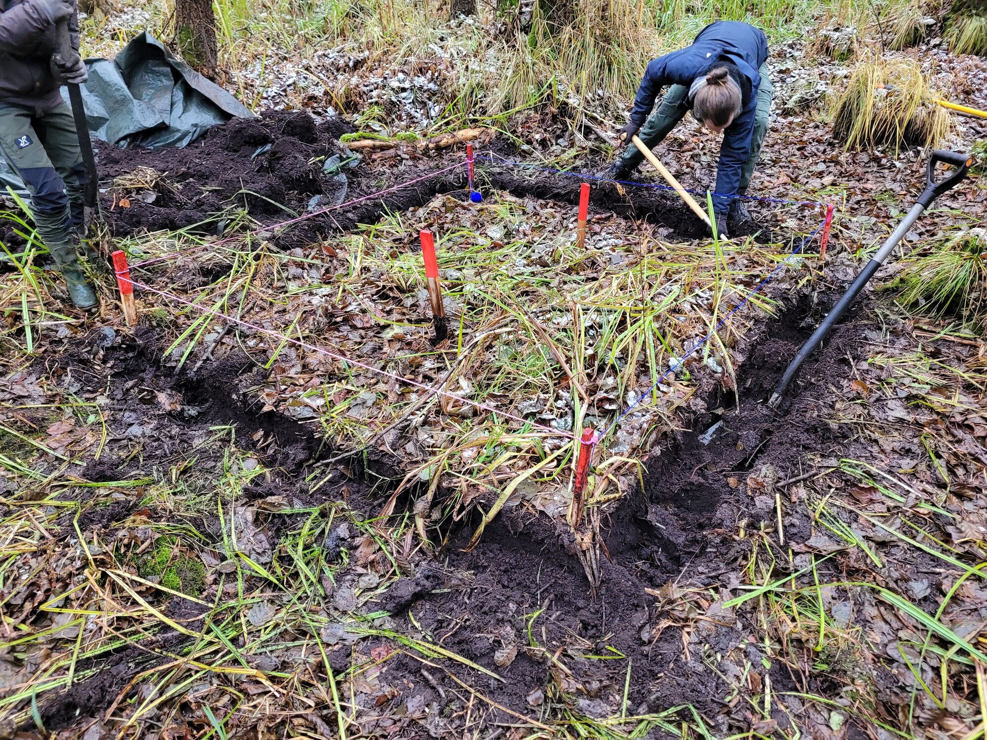 Ein markierter Messpunkt, der für Trenching vorbereitet wird.