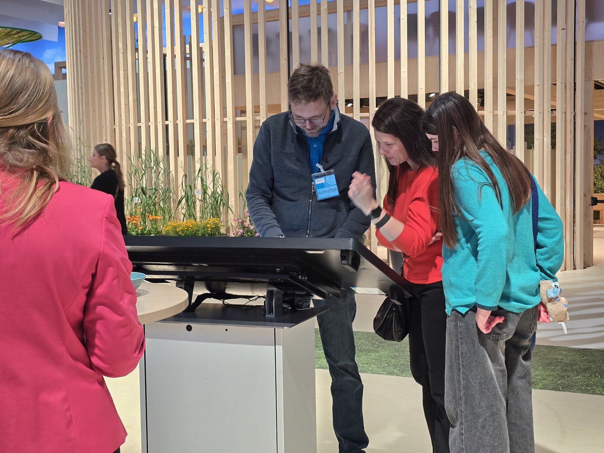 Auf dem großen Bildschirm zeigt Stefan Frank auf einer interaktiven Karte, wo es in Deutschland Moore gibt.