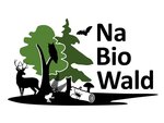 Das Logo zeigt symbolisch für die Biodiversität im Wald einige Tier- und Pflanzenarten.