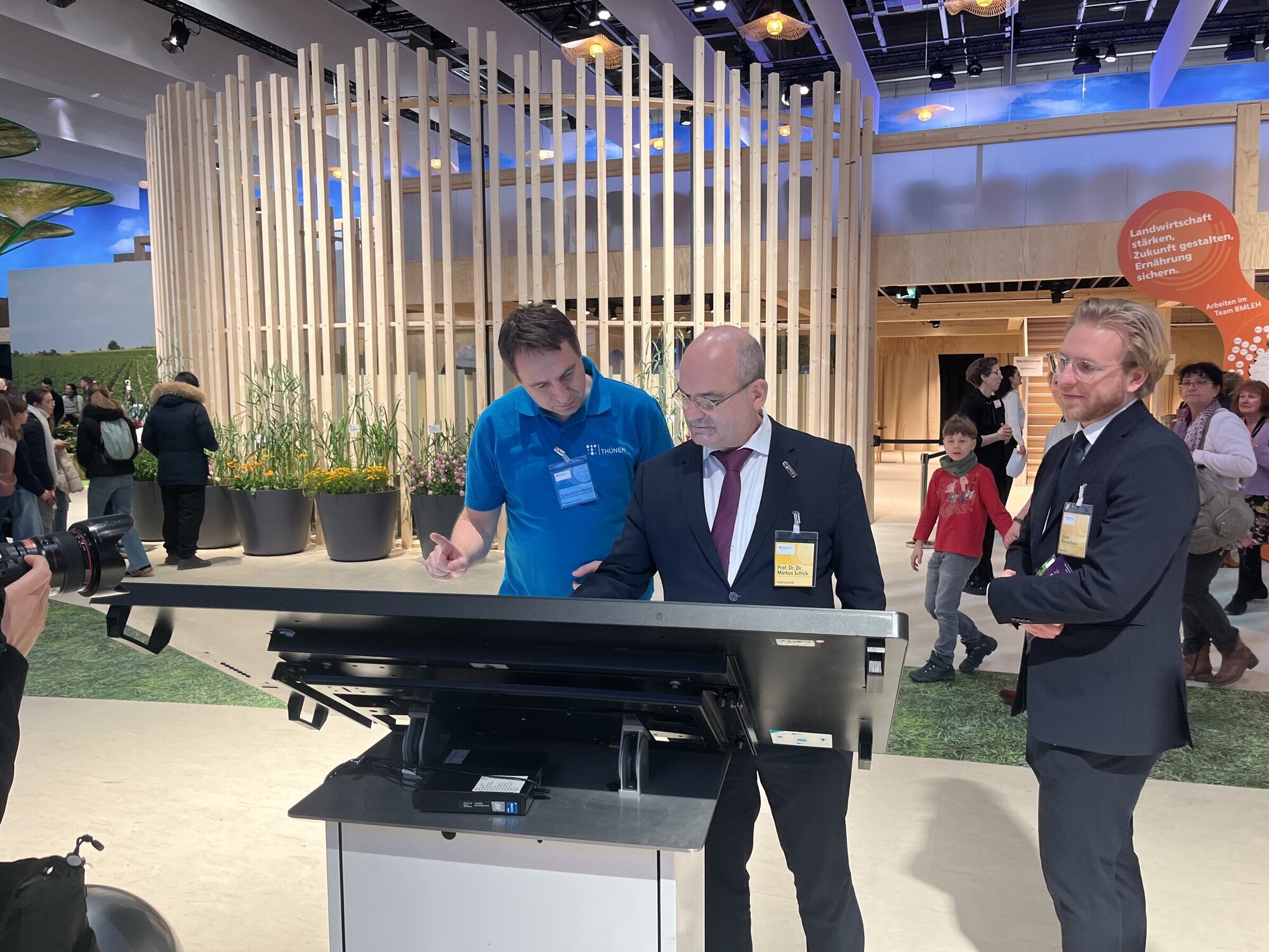 Staatssekretär Markus Schick betrachtet die Verteilung deutscher Moorböden auf einer interaktiven Landkarte des Thünen-Instituts für Agrarklimaschutz.