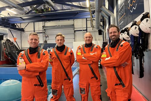 Gruppenfoto im Überlebensanzug