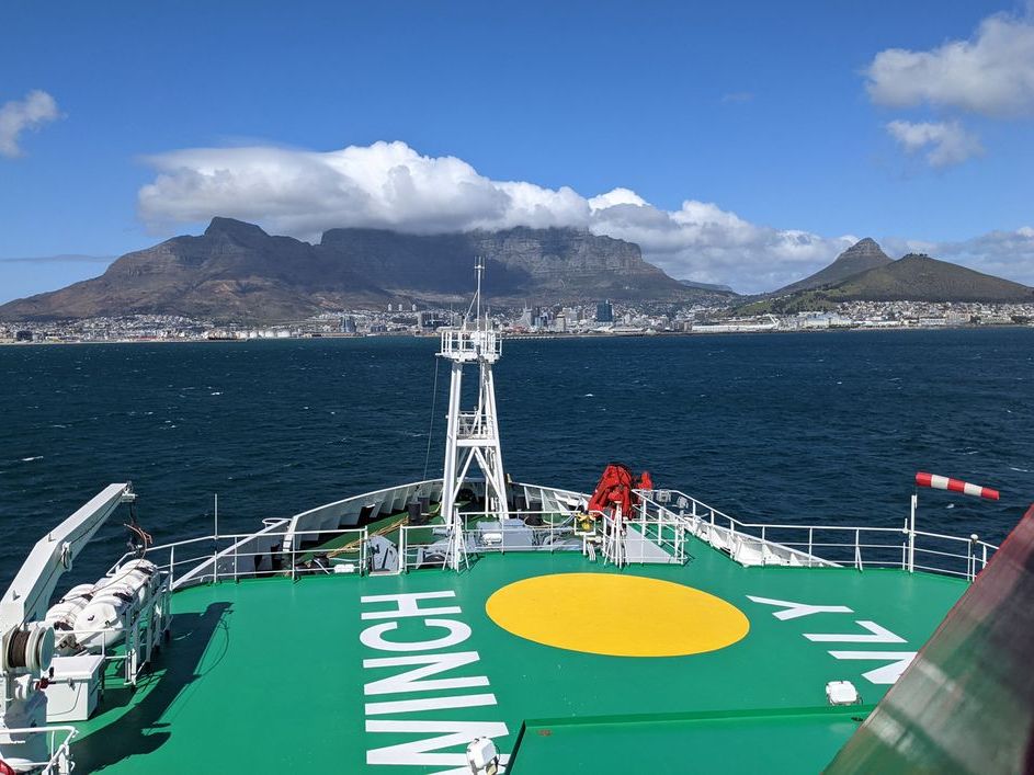 Die SONNE beim Einlaufen in den Hafen von Kapstadt.