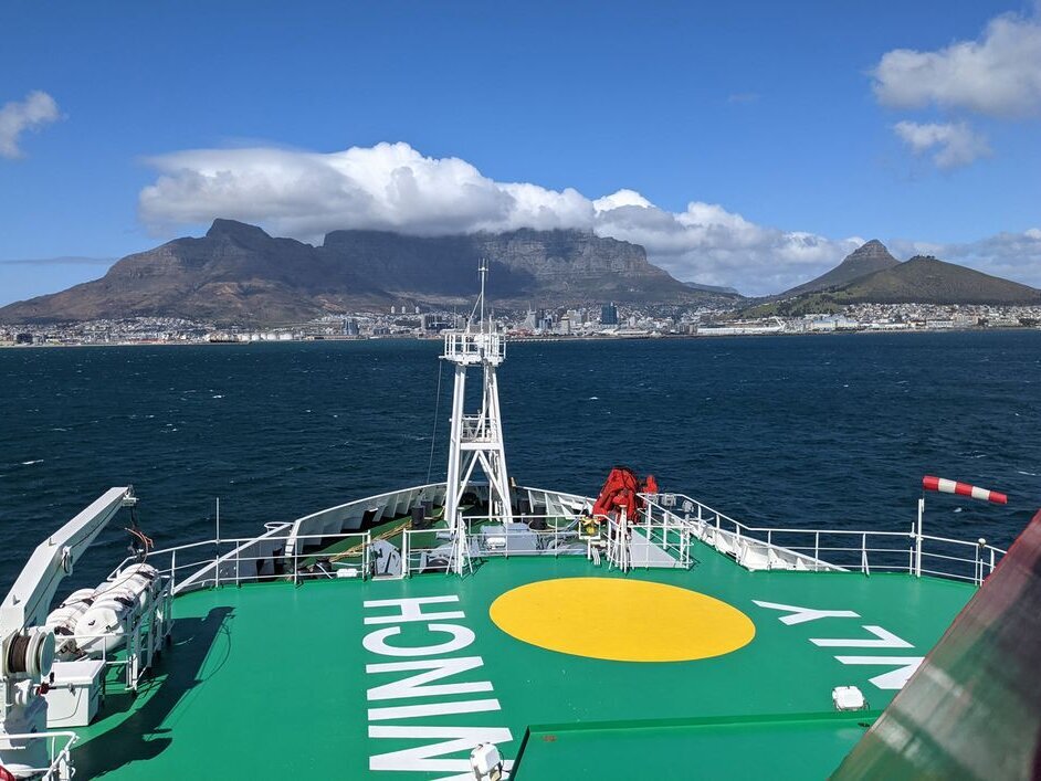 The SONNE while ariving in the harbour of Cape Town. The SONNE while ariving in the harbour of Cape Town.