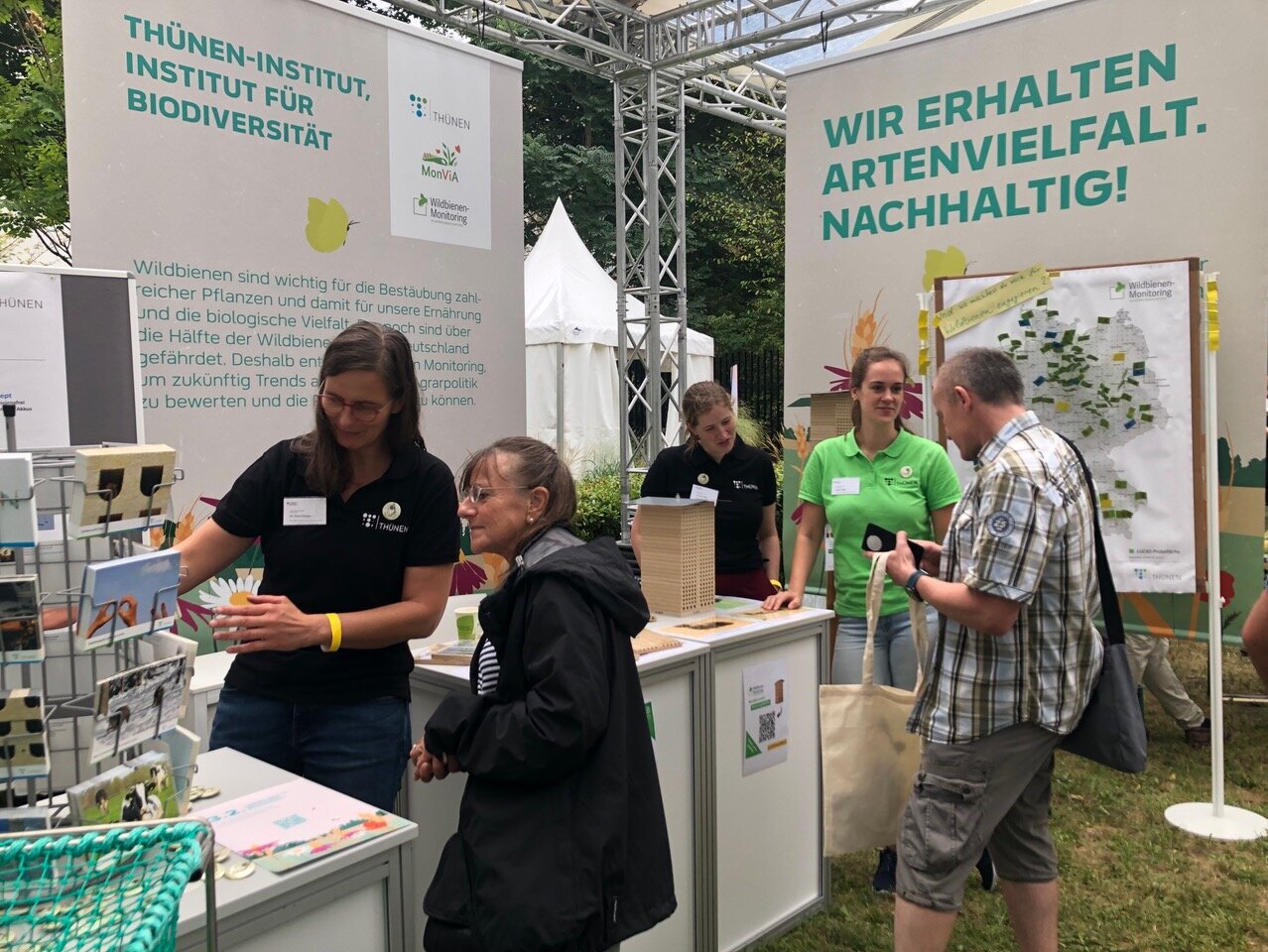 Petra Dieker und das Thünen-Wildbienen-Team im Gespräch mit Besucherinnen und Besuchern. 