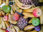 Weggeworfenes Obst (u.a. Bananen, Pflaumen, Äpfel und Annanas)