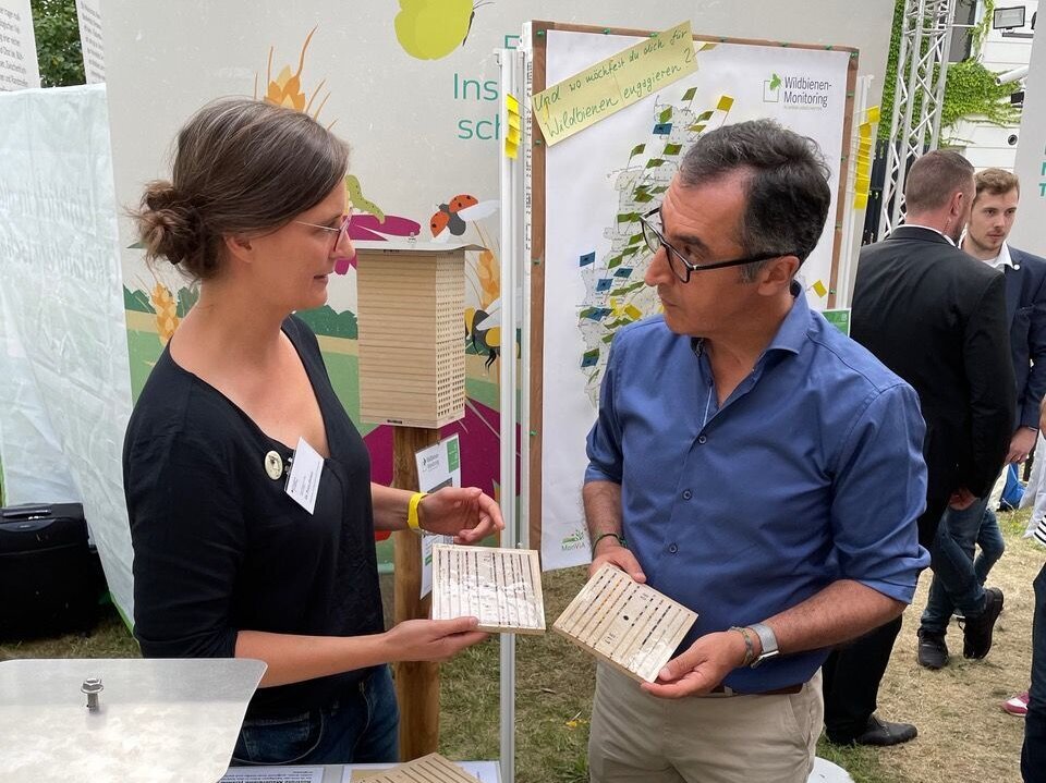 Petra Dieker vom Thünen-Institut im Gespräch mit Bundesminister Cem Özdemir.