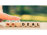 Die Hand dreht Teile einer mit Buchstaben bedruckten Würfelreihe um. Sie zeigt nun „Green Deal“ anstatt „no deal“.