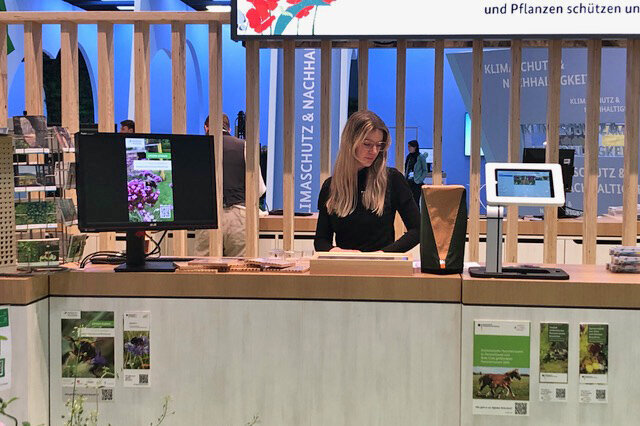 Eine Thünen-Mitarbeiterin am MonViA-Wildbienen-Stand des Thünen-Instituts.