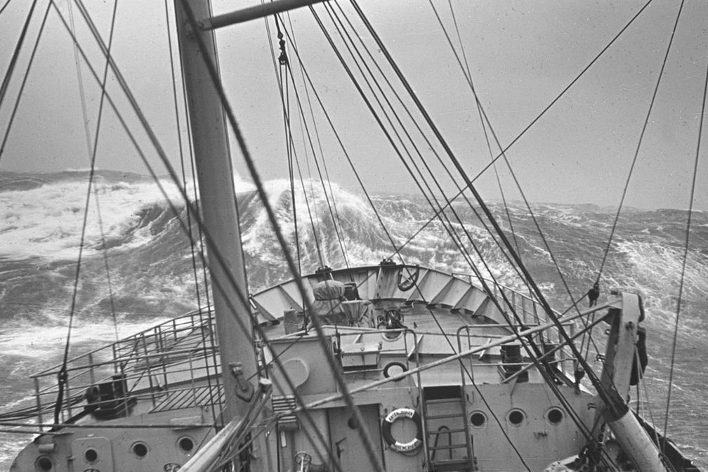 Die Anton Dohrn im Sturm mit 12 Meter hohen Wellen östlich von Grönland (1955)
