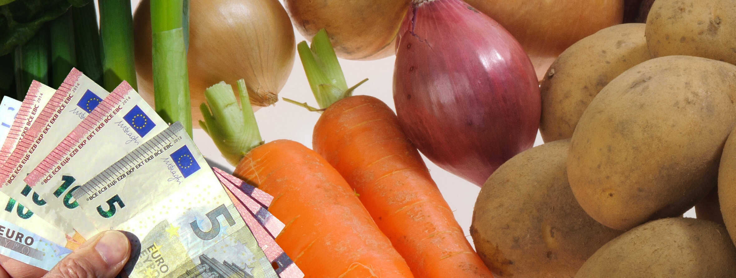 Loses Gemüse und eine Hand die Geldscheine hält.