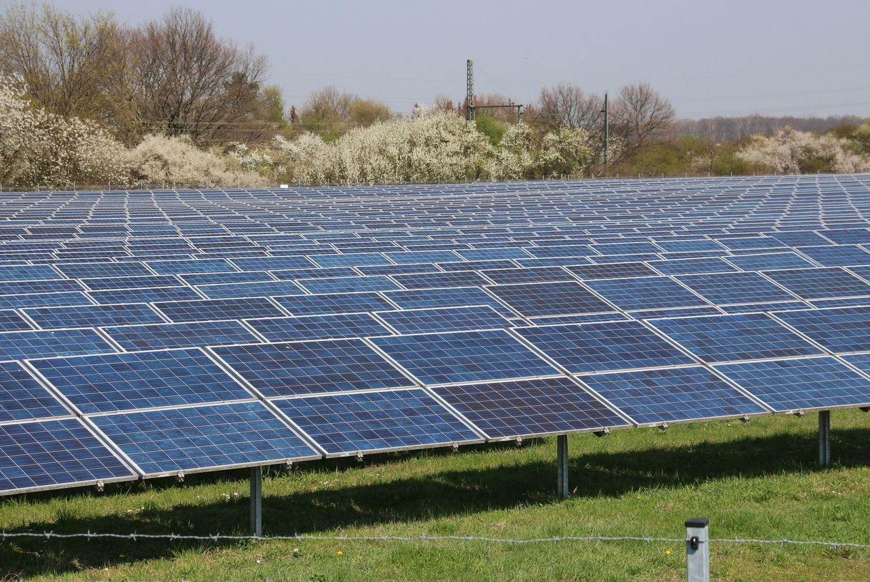 Landwirtschaftliche Randfläche mit Freiflächen-Photovoltaik-Anlage
