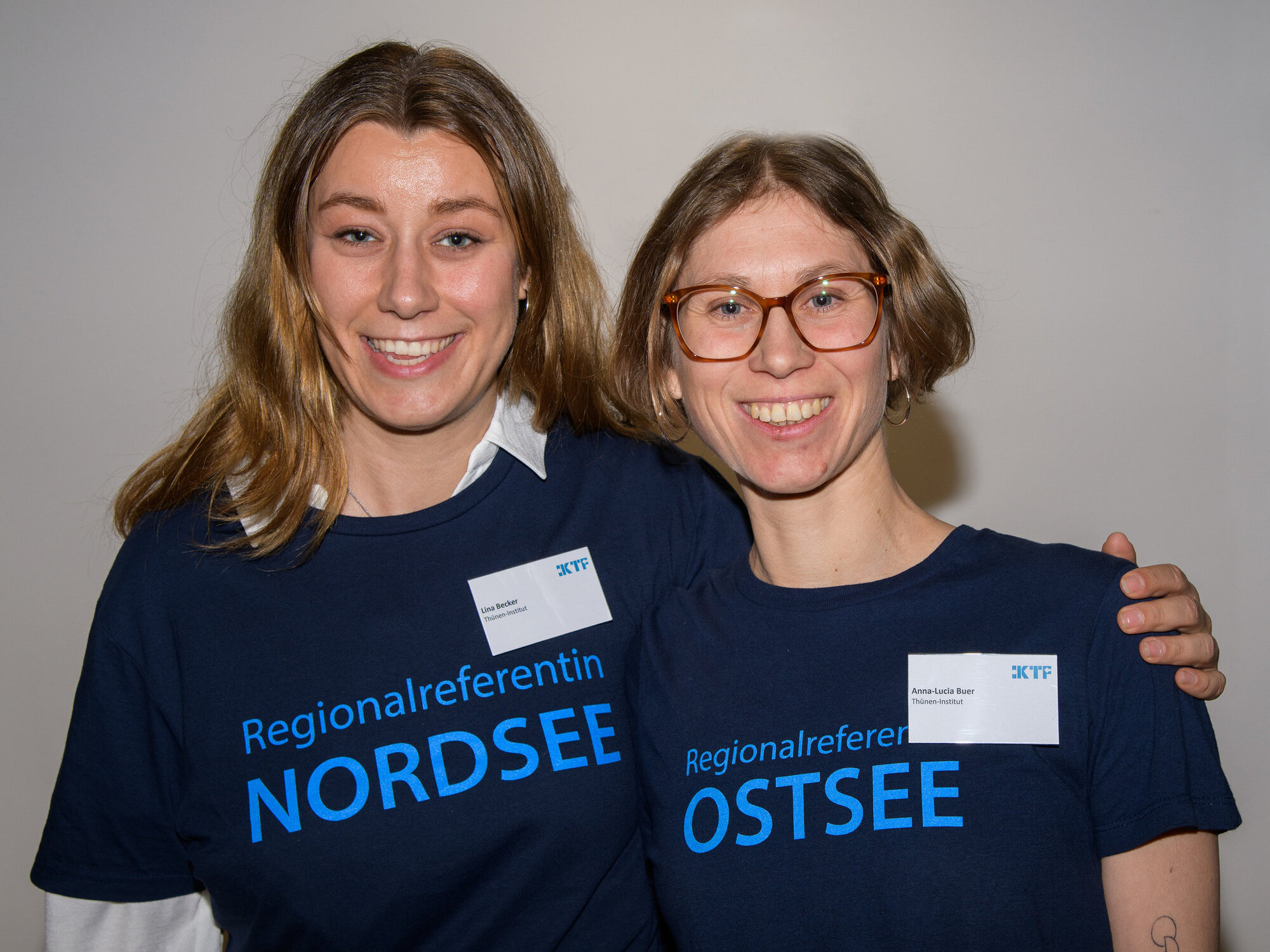 The two regional representatives of the IKTF: Lina Becker (left) and Anna-Lucia Buer Portrait of two women.