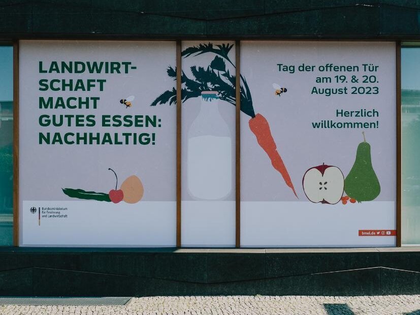 Blick in das Schaufenster des BMEL in Berlin mit einem Plakat zum Tag der offenen Tür.