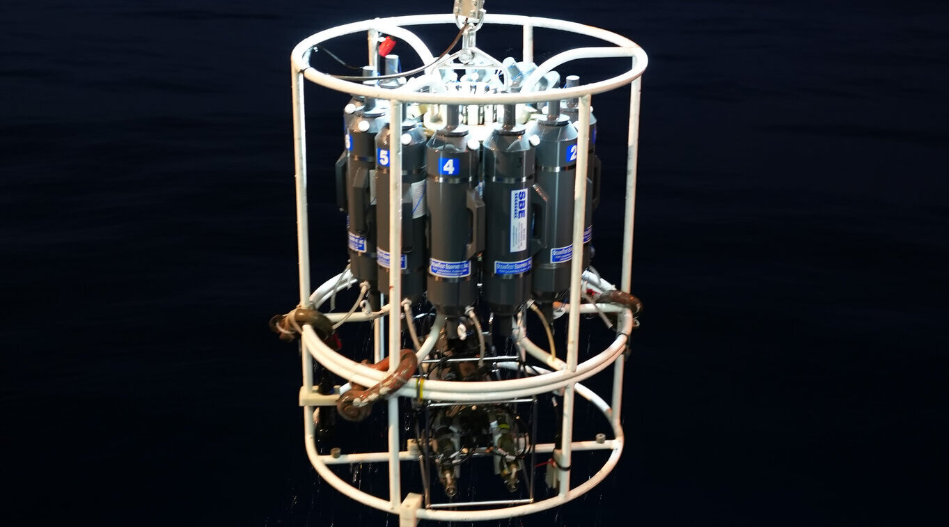 Die beleuchtete CTD-Schöpferrosette schwebt über dem nächtlichen Meeresspiegel.