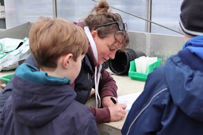 Maike Voß unterstützt die Schüler*innen in der Gärtnerei