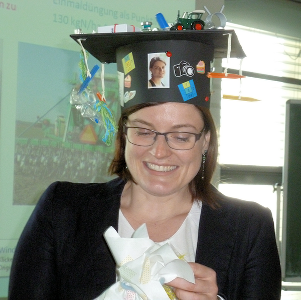 Marianna Deppe mit Doktorhut Marianna Deppe mit Doktorhut