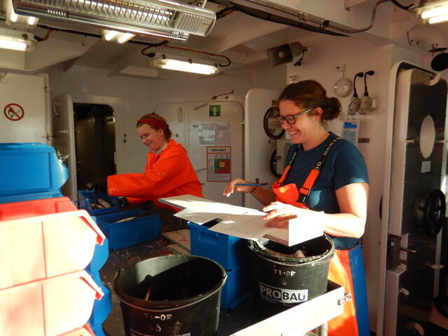 Die Biologie-Studentin Hannah Falk und ihre Mentorin Stefanie Haase an Bord der Clupea.