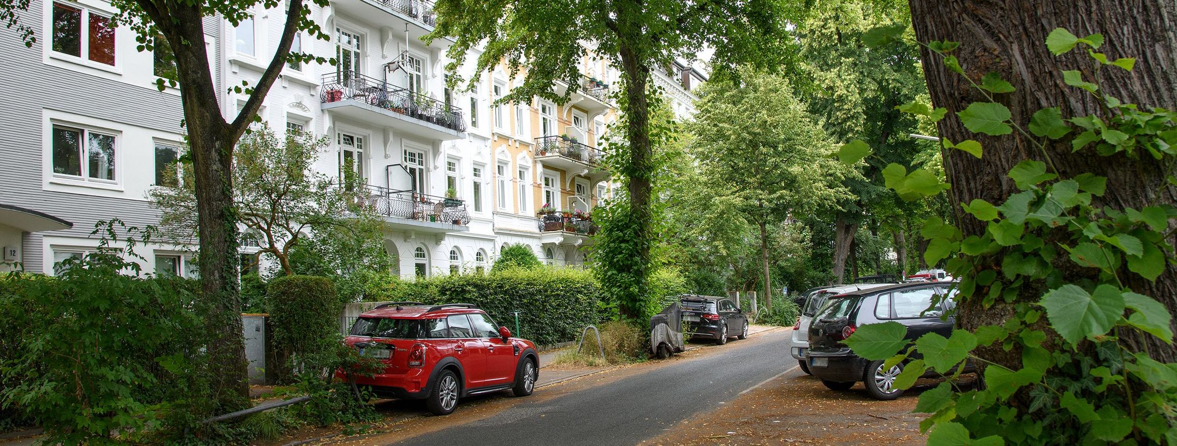 Straße mit parkenden Autos im städtischen Wohngebiet