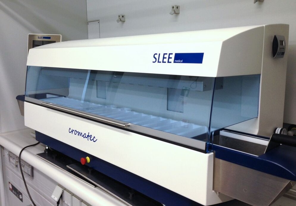 Linear tissue stainer