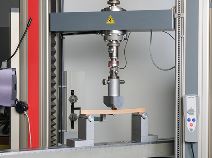 Biegeprüfung Holzprobe in einer Biegeprüfeinrichtung