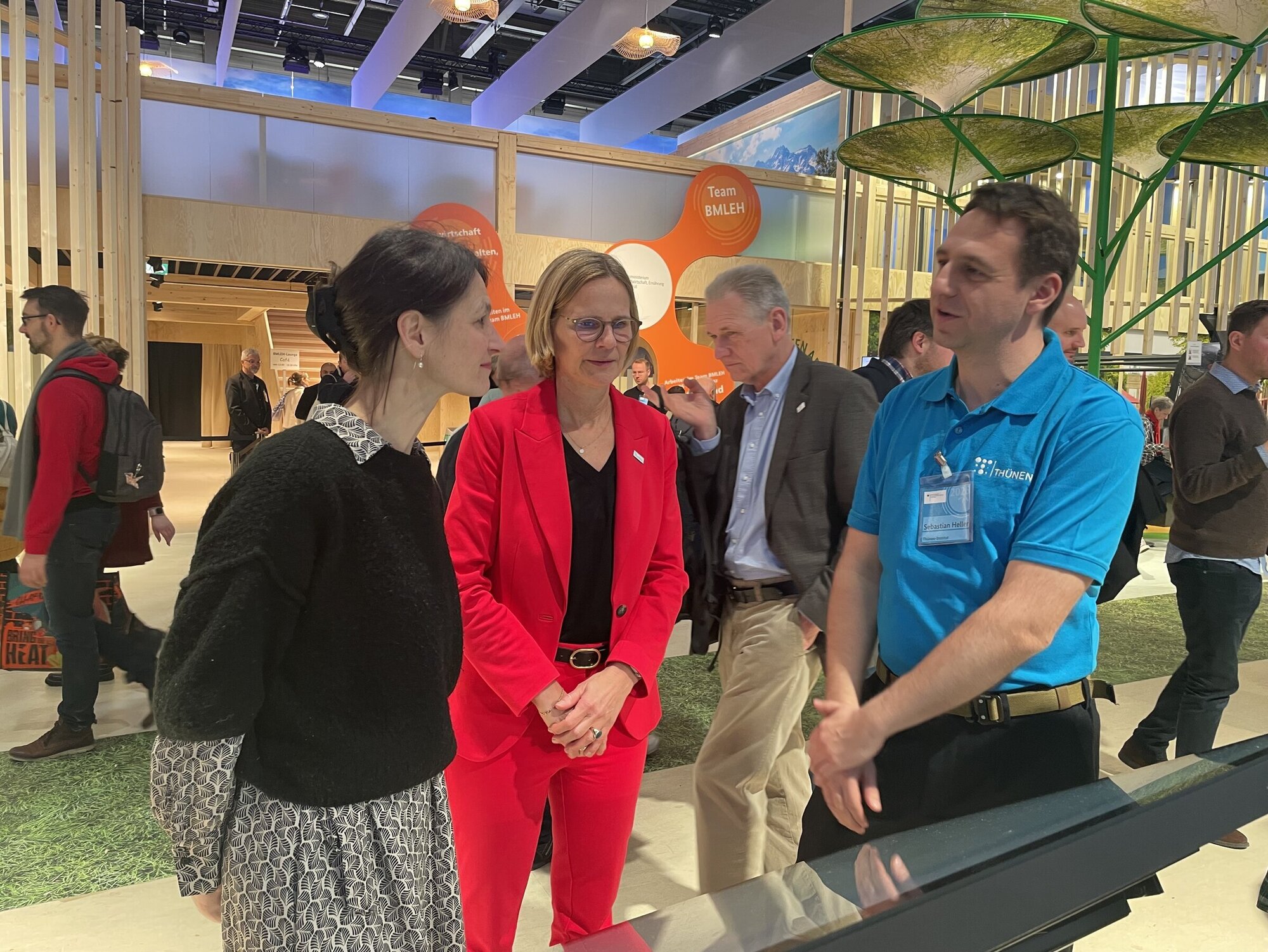 Thünen-Präsidentin Birgit Kleinschmit und Miriam Staudte, Ministerin für Ernährung, Landwirtschaft und Verbraucherschutz in Niedersachsen, machen einen Rundgang über die Thünen-Stände.