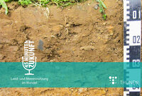 Bodenprofil unter Grasland und ein Maßband