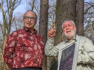 Zwei Männer betrachten gemeinsam den Zustand des Waldes